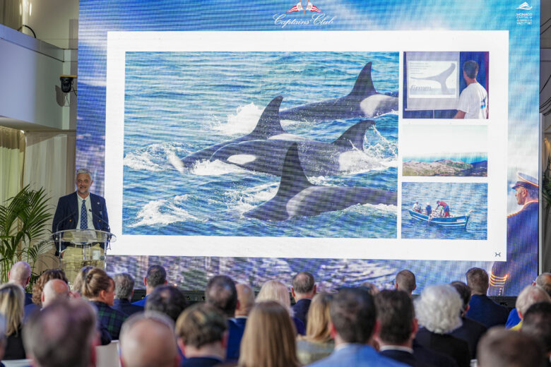 Intervento sul palco alla 30esima edizione del Captains' Forum a Monaco Relatori sul palco della 30esima edizione del Captains' Forum allo Yacht Club de Monaco durante il dibattito su esplorazione nautica e sostenibilità